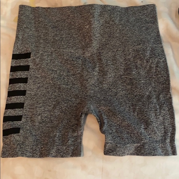 2 pairs of spandex shorts - Picture 3 of 5